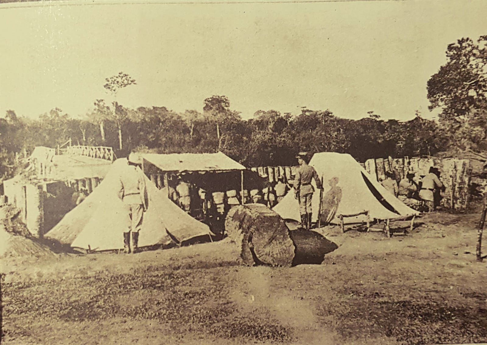 Foto 1. Trincheira do 16º Batalhão de Infantaria nas cabeceiras da ponte do rio Canoinhas (1914-15), onde se instalaram cerca de 3.000 homens do Exército Brasileiro. (Fonte: Contestado, 1987, editora Index).